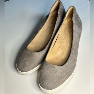 Naturalizer Women’s 9W Low Heel Gray Fog Suede Sneaker Wedges